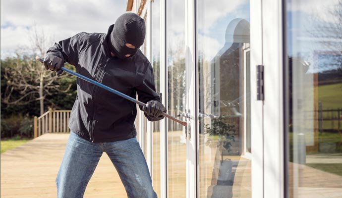 Burglary attempt with broken glass door