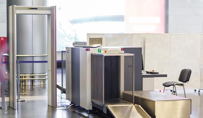 Metal detector gate in a security checkpoint